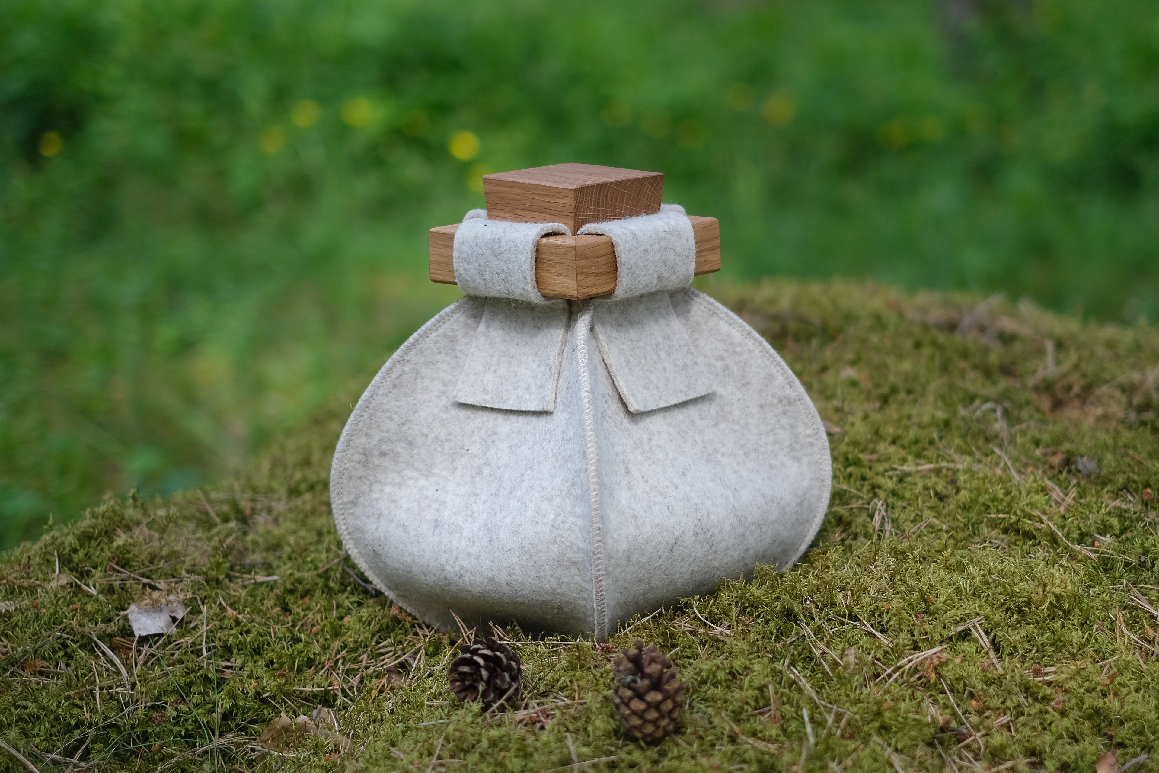 WHITE SCANDINAVIAN URN - LARGE ECO-FRIENDLY URN