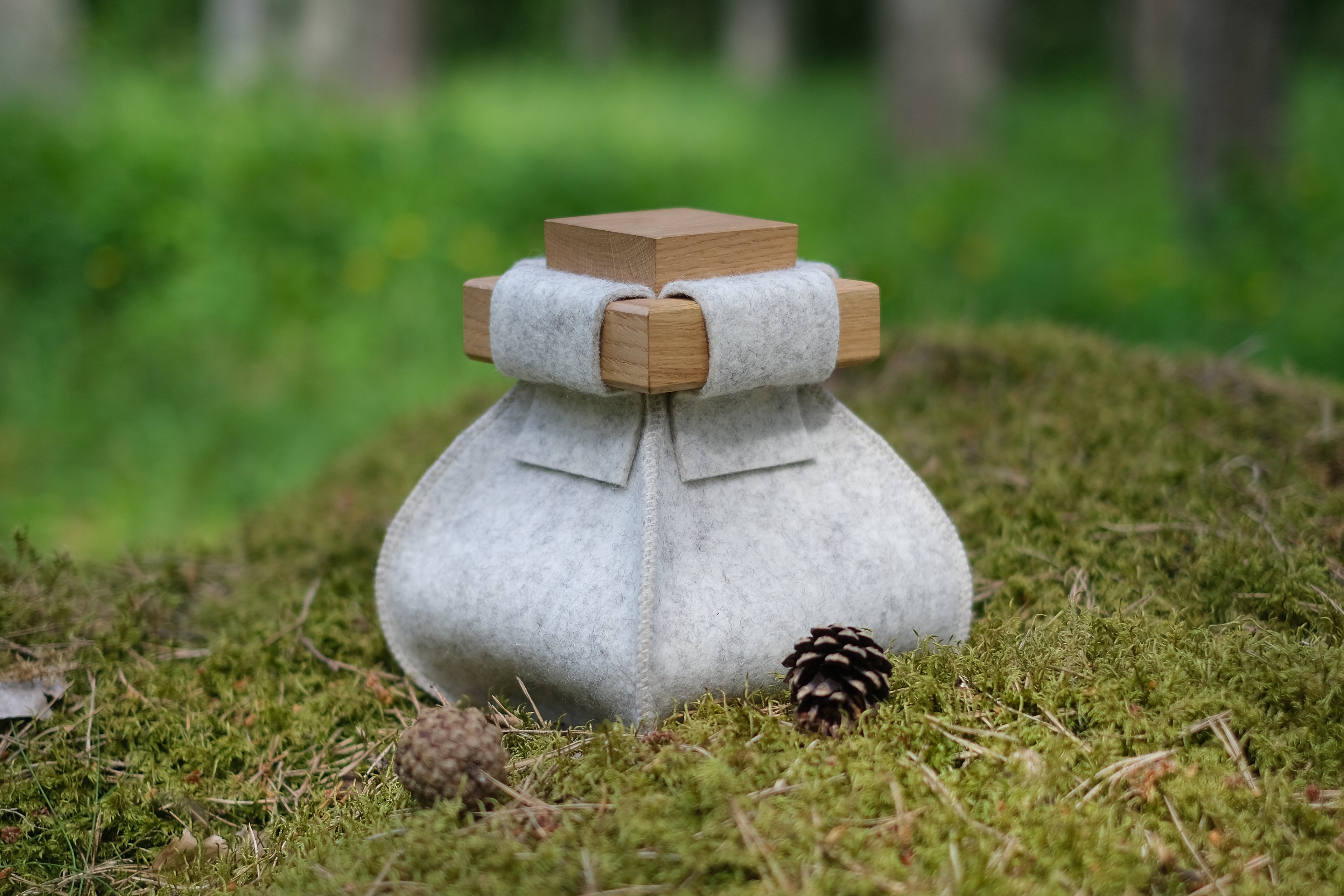 WHITE SCANDINAVIAN URN - MEDIUM ECO-FRIENDLY URN